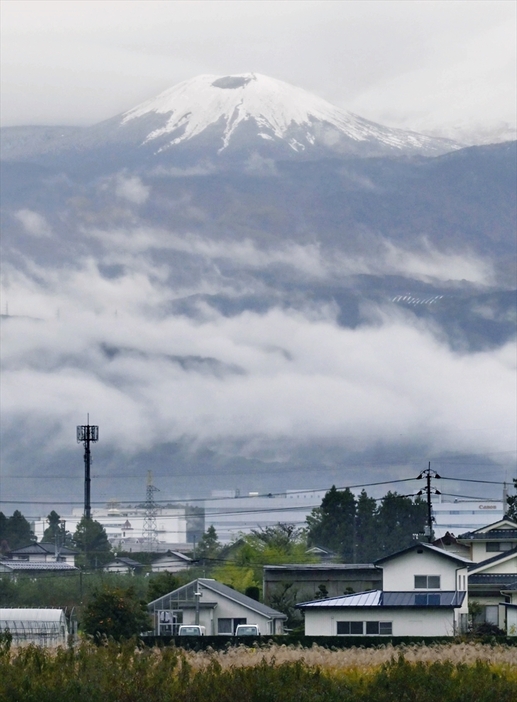 白く雪化粧した吾妻小富士＝６日午前８時１０分ごろ