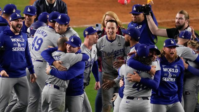 ワールドシリーズ優勝を喜ぶドジャースの大谷翔平選手ら(写真：AP/アフロ)