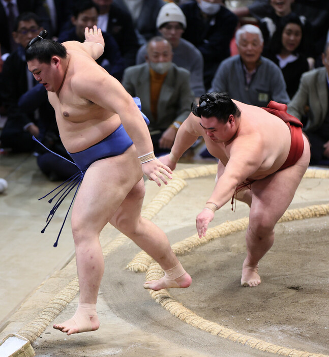 大相撲九州場所１１日目。隆の勝（右）は押し出しで大の里を破って１０勝目＝２０日、福岡国際センター