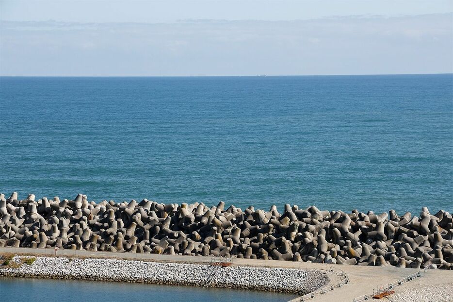 福島第1原発敷地内から太平洋を望む。沖合約1キロ（写真中央あたり）の海中に処理水の放水口が設置されている＝2024年10月21日