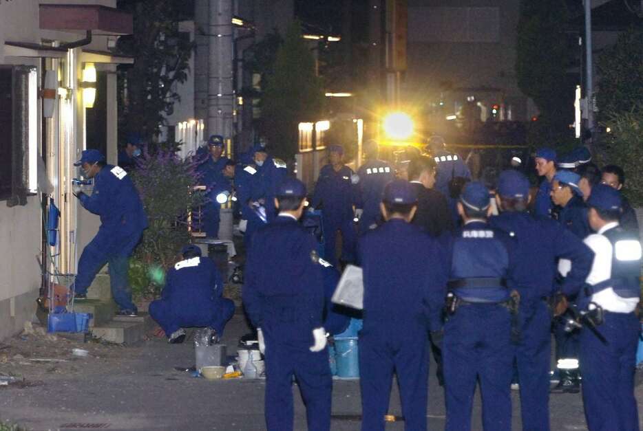 鵜瀬柚希さんが刺された現場を調べる捜査員ら＝平成19年10月、兵庫県加古川市（撮影・竹川禎一郎）