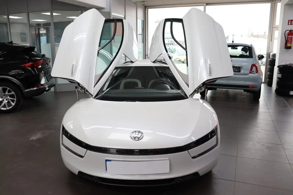 フォルクスワーゲンが2014年に製造したハイブリッドカー「VW XL1」はシザースドア！