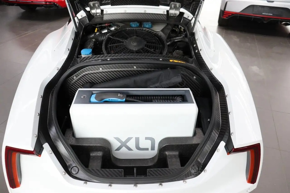 車名「XL1」はリアゲートを開けると確認できる。