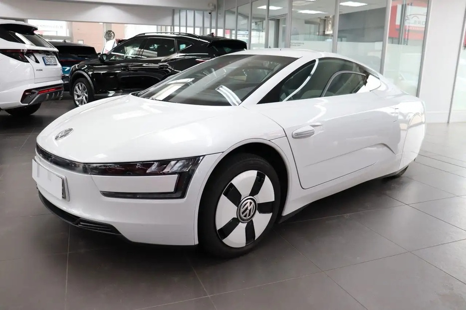 徹底した空力デザイン。VW XL1のリアタイヤは完全に覆われている。