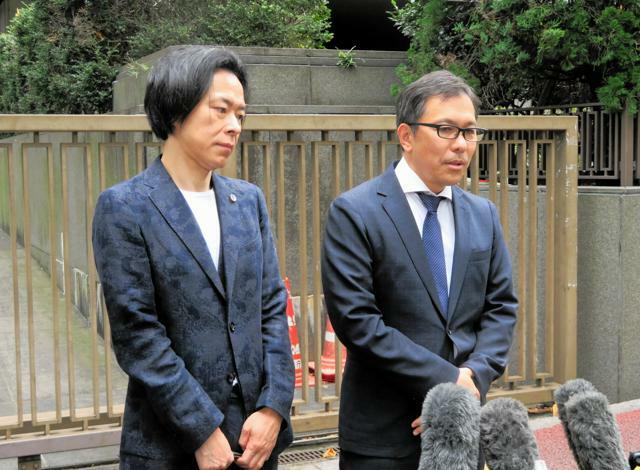 東京高裁での判決後に取材に応じる相嶋静夫さんの長男（右）と代理人弁護士=2024年11月6日午後、東京・霞が関、米田優人撮影