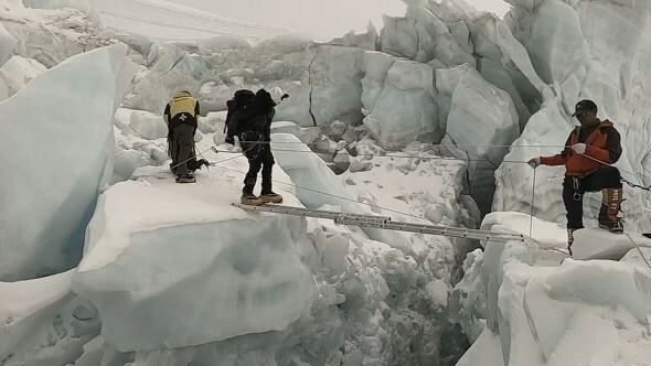 不安定な氷の裂け目を、つないだハシゴだけで……