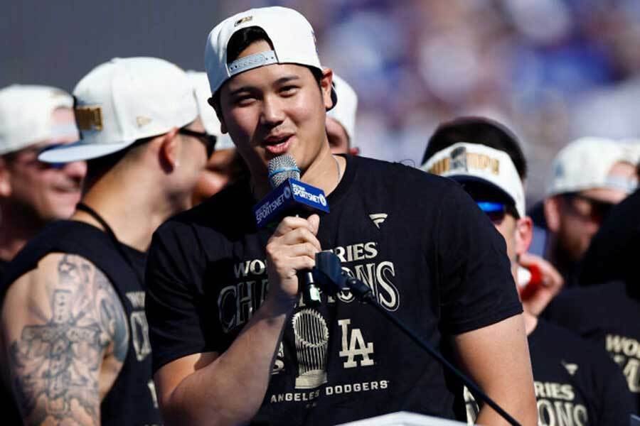 優勝セレモニーでスピーチを行うドジャース・大谷翔平【写真：Getty Images】