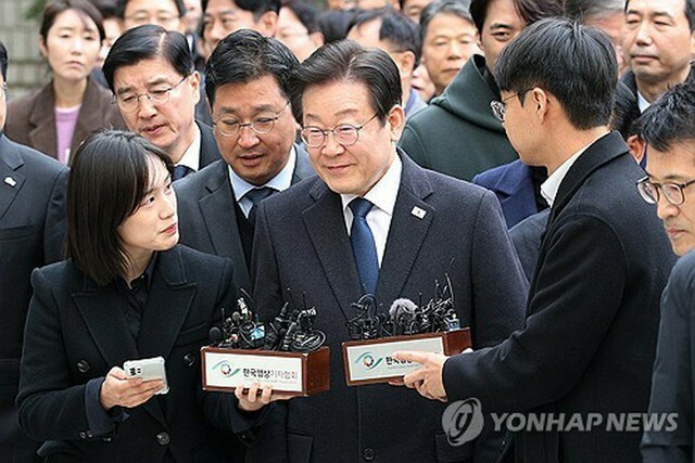 ソウル中央地裁に到着後、報道陣から質問を受ける李在明氏（写真共同取材団）＝25日、ソウル（聯合ニュース）