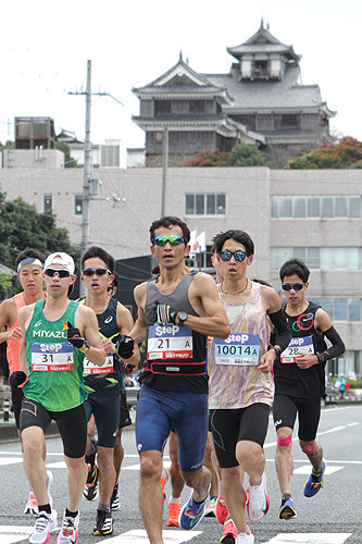 城を背に新しいコースを走るランナー