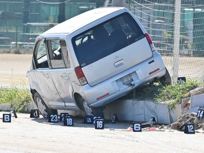 乗り上げた軽乗用車＝17日午後0時40分ごろ、さいたま市西区