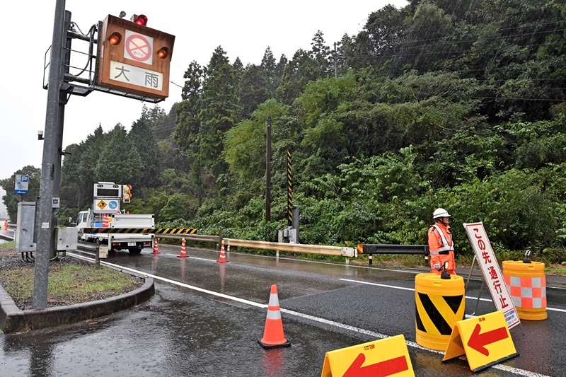 大雨で通行止めとなった国道９号＝益田市神田町