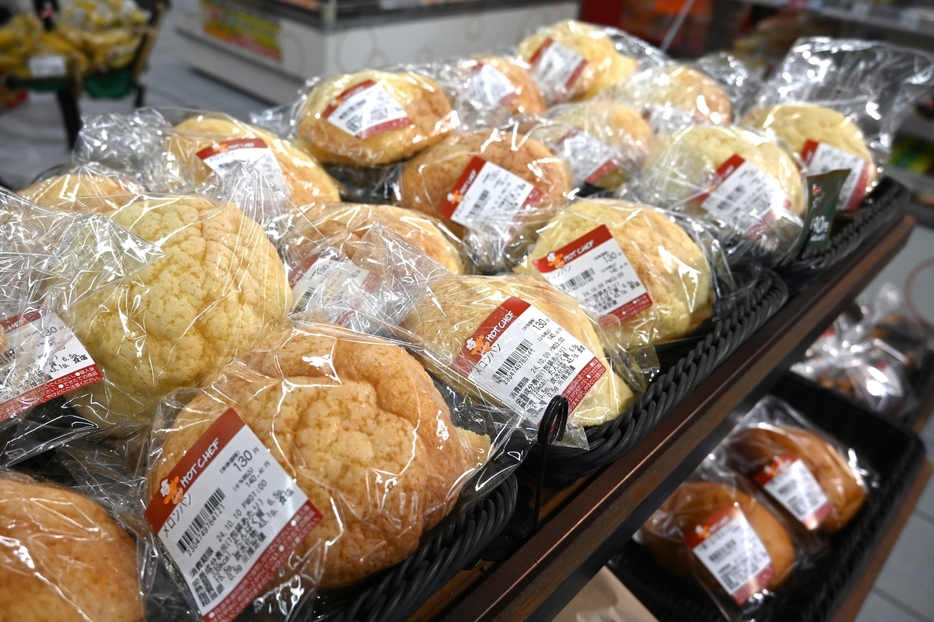 「ホットシェフベーカリー」では店内で焼き上げたメロンパンなどを販売