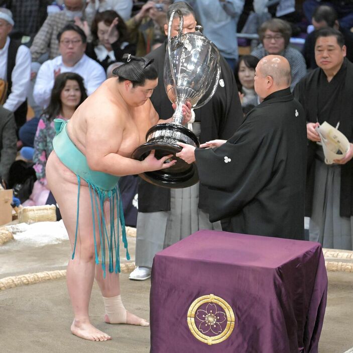 八角理事長（右）から賜杯を受け取る琴桜（カメラ・今西　淳）