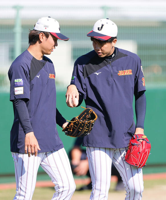 キャッチボールをする中日高橋（左）と阪神才木（撮影・上山淳一）