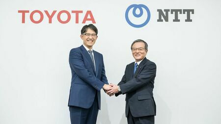 トヨタ自動車の佐藤恒治社長（左）とNTTの島田明社長（NTT提供）