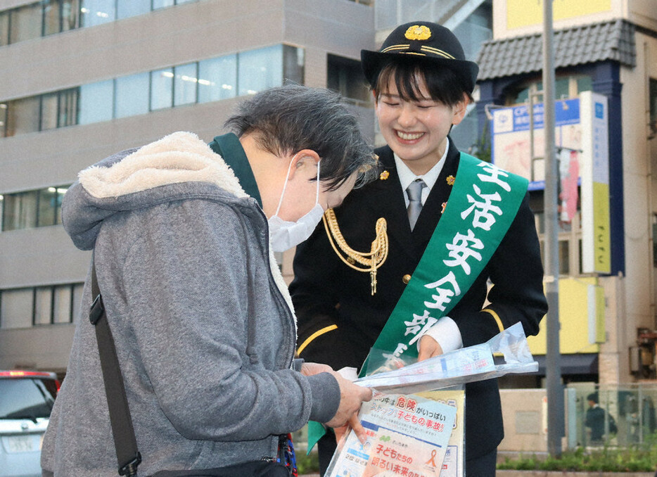 埼玉県警の一日生活安全部長に就き啓発チラシを配る塩原桜さん＝ＪＲ浦和駅前で２０２４年１１月１１日午後４時２０分、田原拓郎撮影