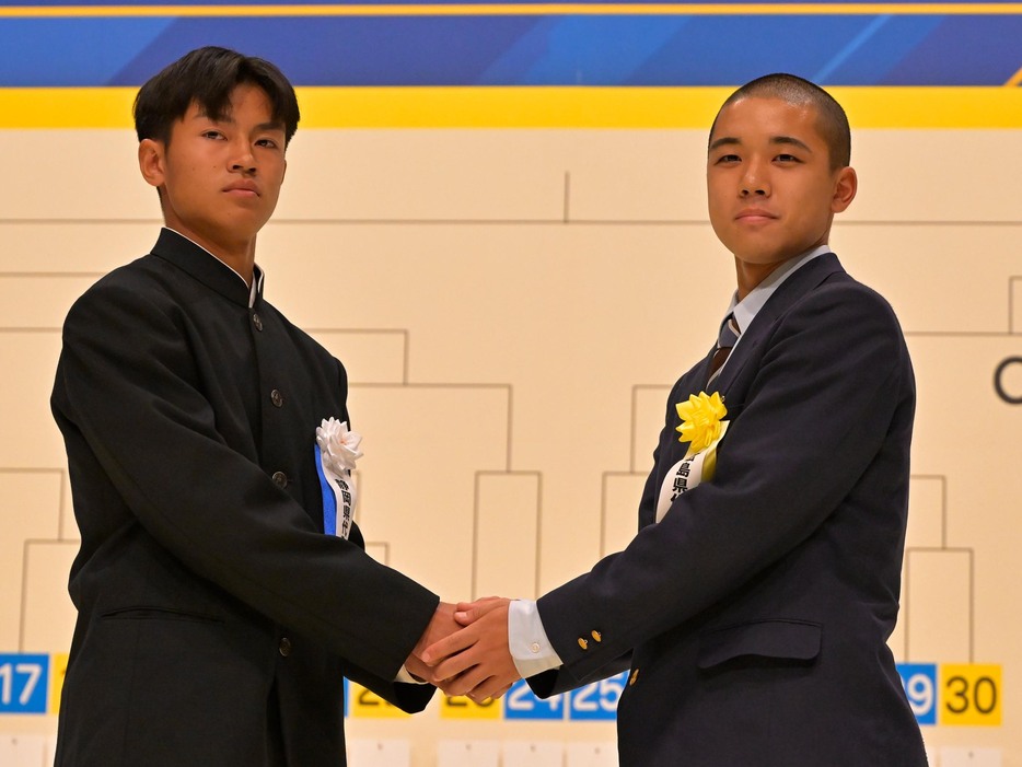 静岡学園高の注目DF野田裕人主将(左)と広島国際学院高DF上野陽光主将が握手。(写真協力=高校サッカー年鑑)(Koki NAGAHAMA/GEKISAKA)