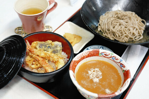 第２局１日目の昼食に藤井竜王が注文した「辛味しぼりおろし蕎麦と小天丼」