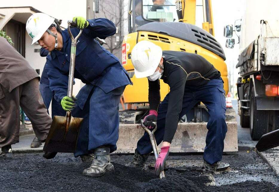 道路の舗装作業に従事するベトナム人技能実習生ら。熱心に働く実習生がいる半面、やる気のうかがえない実習生もいるという