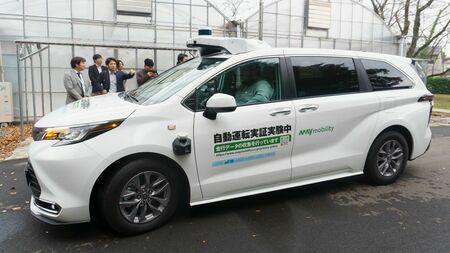 NTTが2024年11月15日に報道陣に公開したMay Mobilityの自動運転車両（筆者撮影）