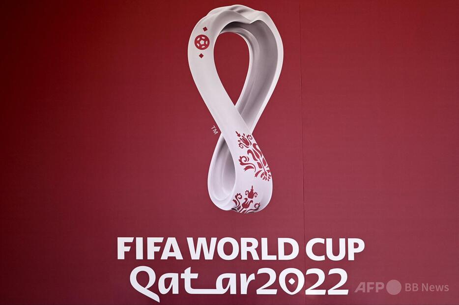 2022年サッカーW杯カタール大会のロゴ（2022年10月23日撮影）。【翻訳編集】 AFPBB News