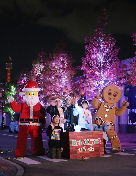 イルミネーションで彩られた「レゴランド・ジャパン」の並木道＝21日夜、名古屋市