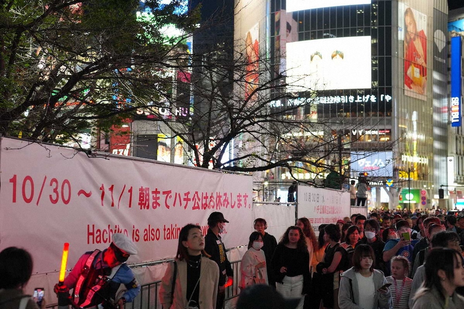 厳重な警備の中、整然とした渋谷スクランブル交差点（撮影・小海途　良幹）