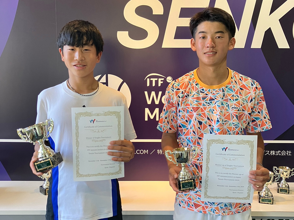 「ITF Autumn Juniors in Japan」（山梨・クラブヴェルデ）の男子シングルスで優勝を飾った川口孝大（はちおうじ庭球塾／左）と準優勝の岡橋優希（ISHII TENNIS ACADEMY）（写真提供◎SPORTS SUNRISE .COM）