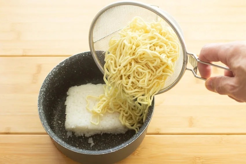 パックごはんとは別の鍋で麺茹ですると時短になります