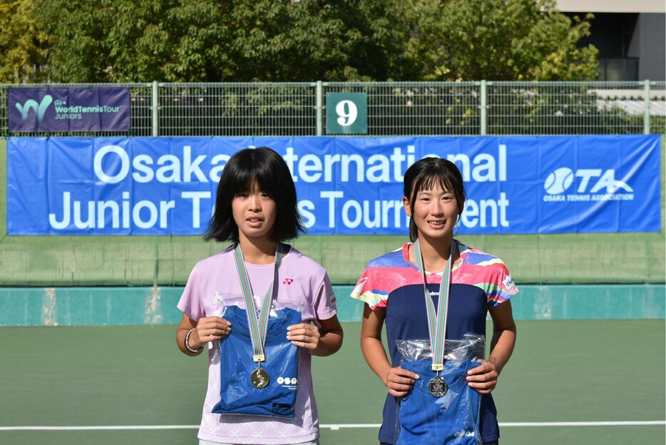 「ITF大阪国際ジュニアテニストーナメント」（大阪・モリタテニスセンター靭）の女子シングルスで優勝を飾った北岡美空（C's RACQUET CLUB／左）と準優勝の西脇美結（TEAMSTUFF）（写真提供◎大​阪​府​テ​ニ​ス​協​会）