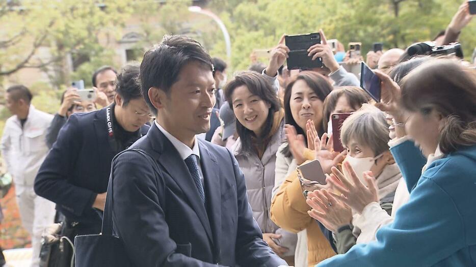 支援者に囲まれ初登庁する斎藤元彦知事（19日午前10時ごろ）