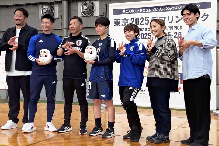 デフリンピックをPRするデフサッカー女子代表候補の西戸さん（中央）ら関係者＝Jヴィレッジ