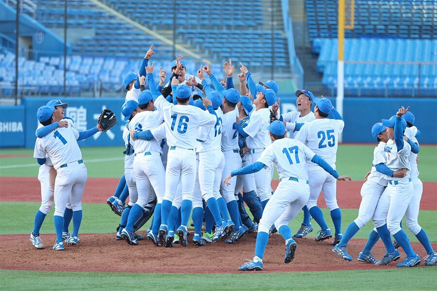 明治神宮野球大会で初優勝を果たした青学大ナイン【写真：加治屋友輝】