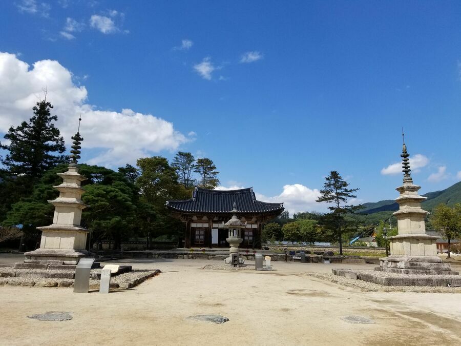 風水地理説に基づき新羅の時代に智異山の麓に建てられた実相寺