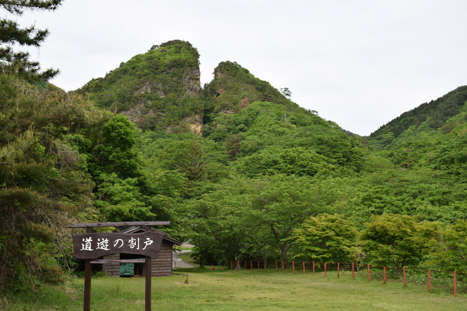 韓国政府は２３日、新潟県佐渡市の「佐渡島（さど）の金山」の世界文化遺産登録を受け、２４日に同市で開かれる労働者の追悼式に参加しないことを決めた。写真は、佐渡金山の象徴である「道遊の割戸」＝５月撮影