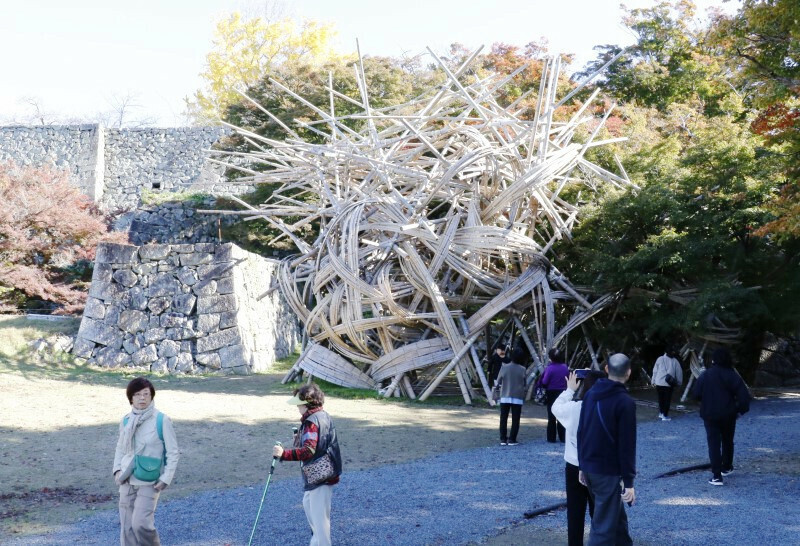 最終日も観光客でにぎわった「森の芸術祭　晴れの国・岡山」＝津山城跡