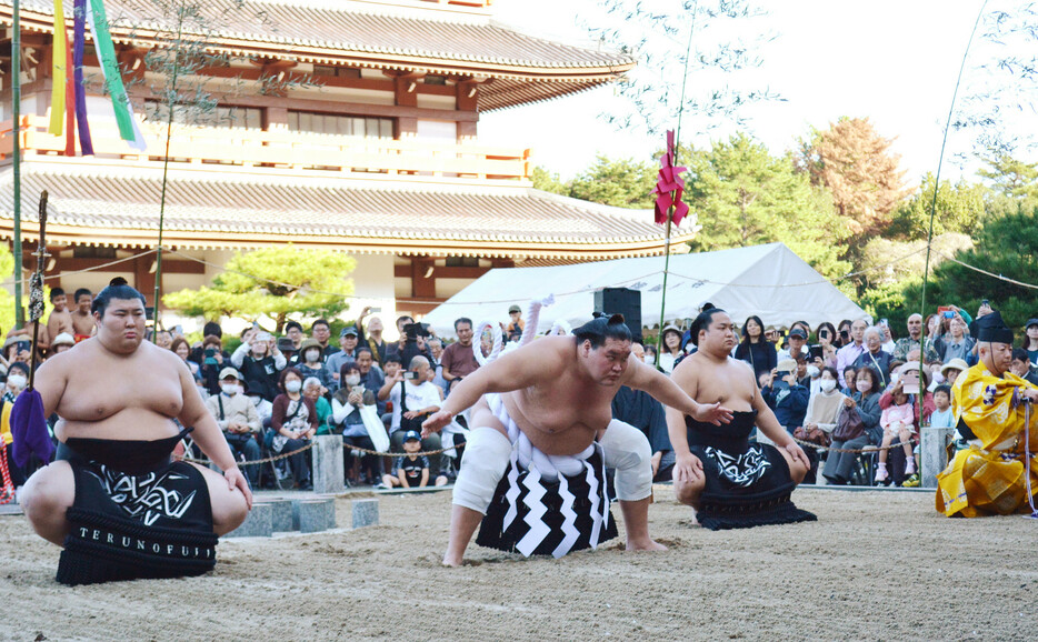 大相撲の横綱照ノ富士は３日、熊本県玉名市の蓮華院誕生寺で奉納土俵入りを行った。