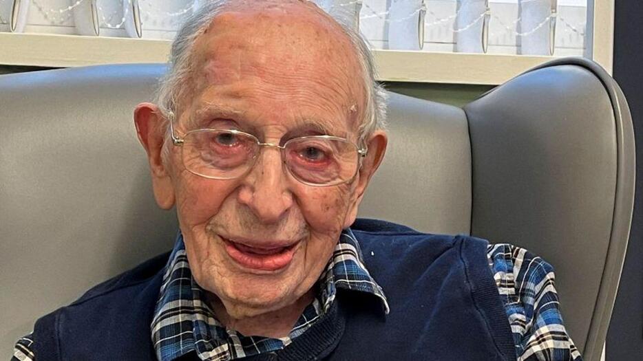 世界最高齢男性、112歳で死去　イギリス