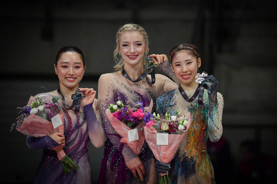 フィギュアスケートのグランプリ（ＧＰ）シリーズ第３戦、フランス大会。女子の表彰式に臨む２位の樋口新葉（左）。優勝した１０月のスケートアメリカに続く表彰台で、１２月のファイナルへの出場が決まった。