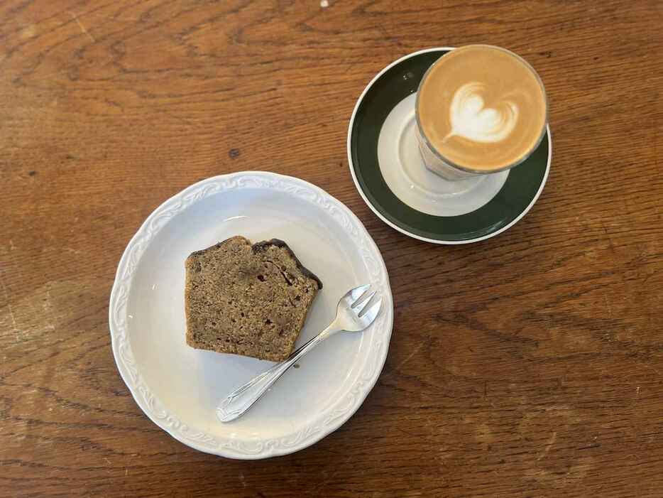 生地にもアイシングにも鉄観音茶を使った「鉄観音茶のパウンドケーキ」￥400、通常のラテよりミルクの量が少ない「コルタードラテ」￥550　PHOTOGRAPH BY JUNKO AMANO