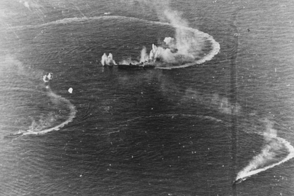 マリアナ沖海戦にて、激しい空襲を受ける「瑞鶴」（中央）と駆逐艦。1944年6月20日撮影（画像：アメリカ海軍）。