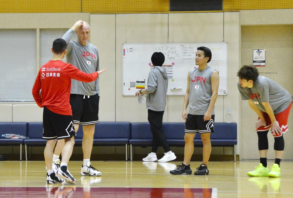 バスケットボール男子の合宿で選手と話すホーバス監督（左奥）。右から2人目は富樫＝東京都内