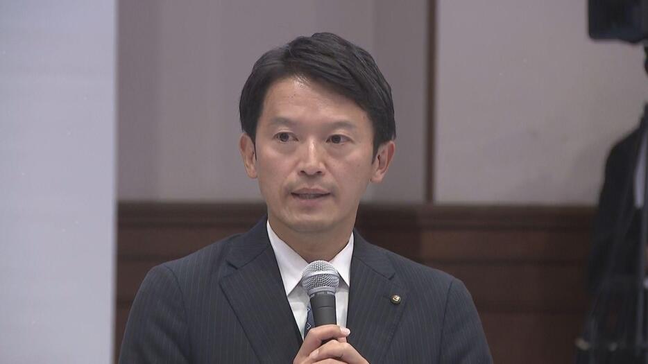 市町村長との懇話会に出席した兵庫県・斎藤元彦 知事（26日午後3時半ごろ）