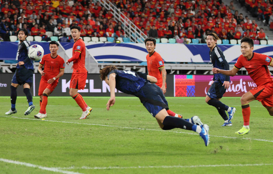 サッカーＷ杯予選。中国戦の前半、ゴールを決める板倉（中央）＝１９日、中国・アモイ