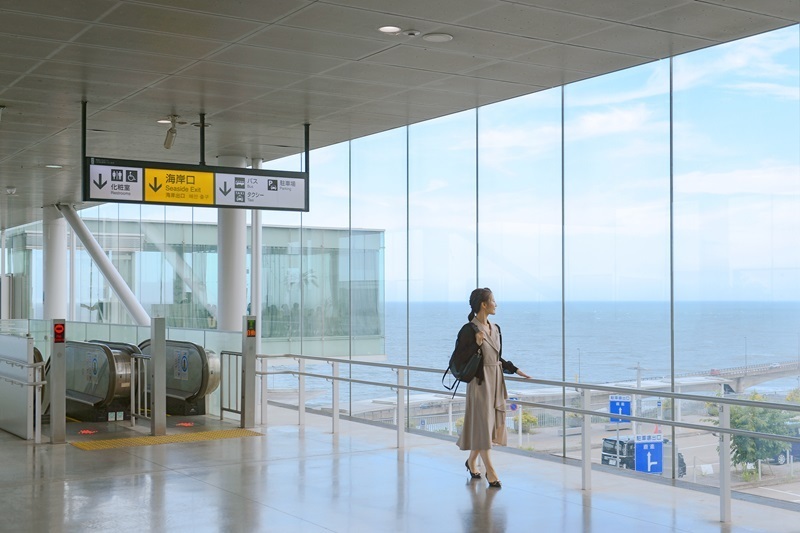 日立駅のホームから階段を上ると、太平洋の大海原が目に飛び込んでくる。左奥がシーバーズカフェ