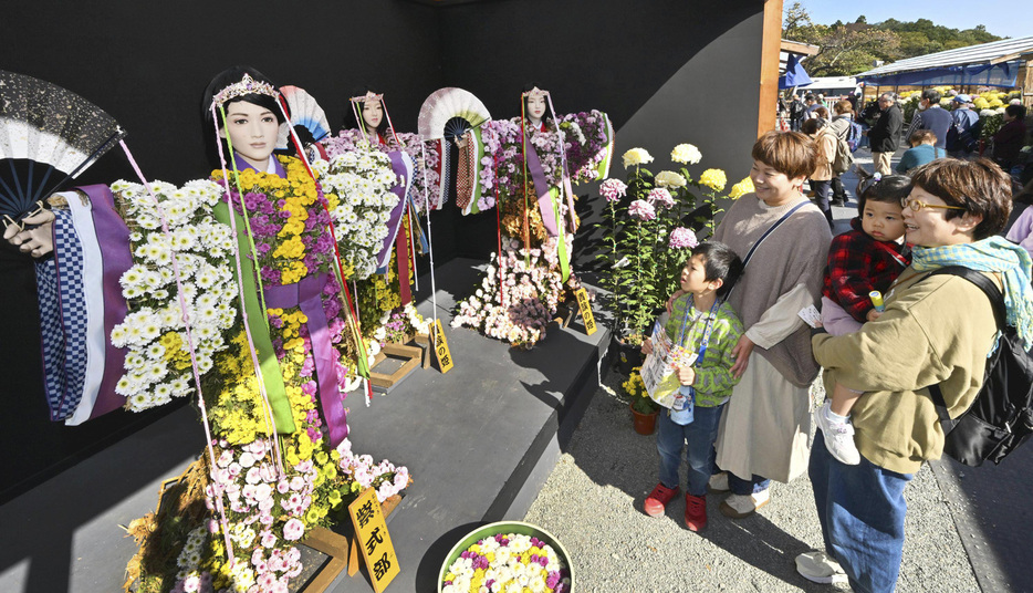 見頃を迎えた菊が華やかに彩っている「二本松の菊人形」の会場＝4日午前、二本松市・霞ケ城公園