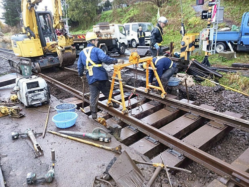 脱線事故現場で枕木の交換などを急ぐ作業員ら（ＪＲ北海道提供）