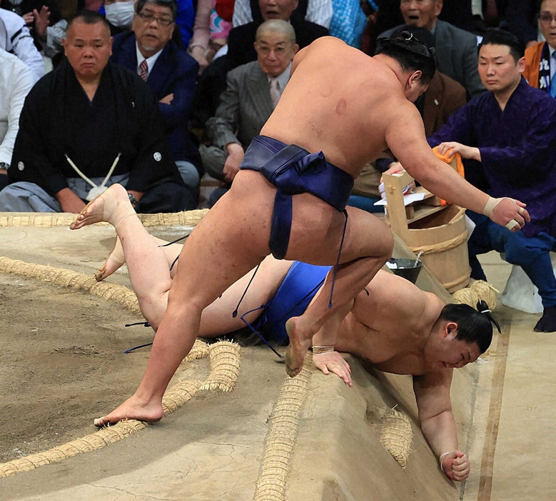 ＜大相撲九州場所13日目＞大の里（下）は豊昇龍に敗れる（撮影・岸　良祐）