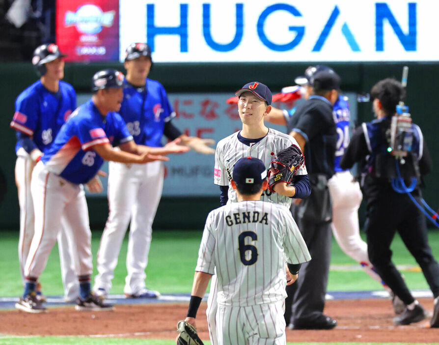 ５回１死一、二塁、陳傑憲に右越え３ラン本塁打を打たれ浮かない表情の戸郷翔征（カメラ・中島　傑）