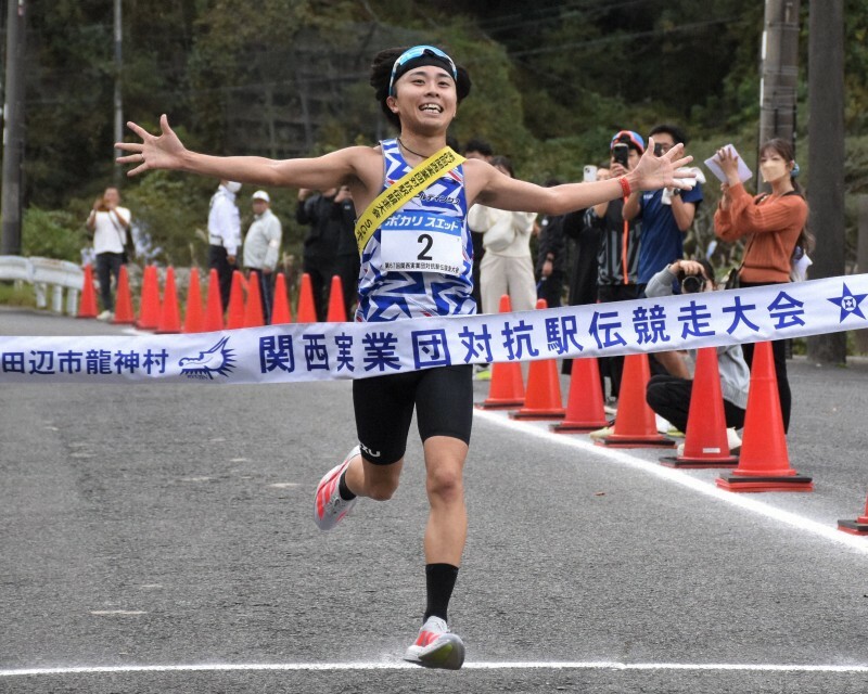 関西実業団対抗駅伝競走大会を1位でフィニッシュしたSGホールディングスの三上嵩斗選手＝和歌山県田辺市で2024年11月10日、皆川真仁撮影